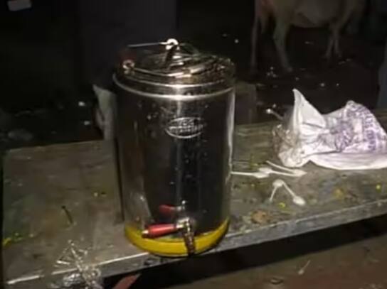 ਜਦੋਂ ਤੋਂ ਈਡੀ ਦੀ ਟੀਮ ਵਿਧਾਇਕ ਦੇਵੇਂਦਰ ਯਾਦਵ ਦੇ ਘਰ ਪਹੁੰਚੀ ਹੈ, ਉਦੋਂ ਤੋਂ ਹੀ ਕਾਂਗਰਸੀ ਆਗੂ ਅਤੇ ਵਰਕਰ ਘਰ ਦੇ ਬਾਹਰ ਈਡੀ ਅਤੇ ਭਾਜਪਾ ਖ਼ਿਲਾਫ਼ ਪ੍ਰਦਰਸ਼ਨ ਕਰ ਰਹੇ ਹਨ। ਭਜਨ ਕੀਰਤਨ ਨਿਰੰਤਰ ਕੀਤਾ ਜਾ ਰਿਹਾ ਹੈ। ਹਨੂੰਮਾਨ ਚਾਲੀਸਾ ਦਾ ਪਾਠ ਅਤੇ ਹਵਨ ਵੀ ਕੀਤਾ ਜਾ ਰਿਹਾ ਹੈ।