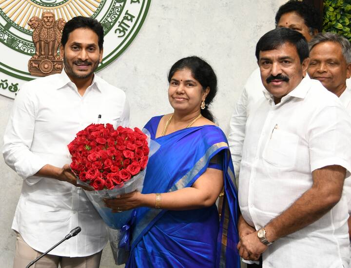 సీఎం జగన్ ను కలిసి ధన్యవాదాలు తెలిపిన ఎమ్మెల్సీ అభ్యర్ధి కర్రి పద్మశ్రీ