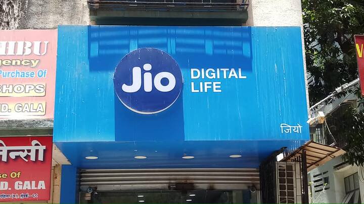 अगर हर दिन 2.5GB डाटा आपको जियो के सिम कार्ड पर चाहिए तो इसके लिए आपको या तो 349 रुपये का प्रीपेड प्लान या 899 रुपये का प्लान या रिलायंस जिओ का नया 2023 रुपये का प्लान चुनना होगा. जियो 419 रुपये के प्लान में 3GB डेटा हर दिन देता है. ध्यान दें, इन प्लान के साथ आपको अन्य चीजों का लाभ भी दिया जाता है. साथ ही जियो ऐप्स का सब्सक्रिप्शन भी फ्री में मिलता है.