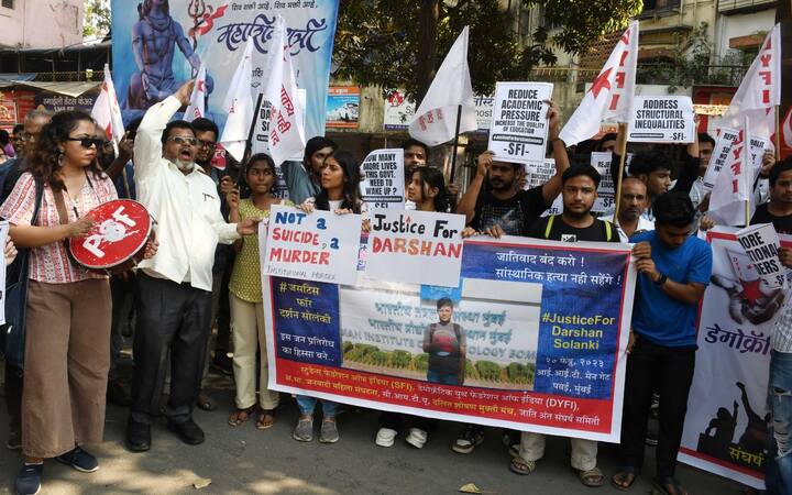 आयआयटी मुंबईच्या कॅम्पसमधील विद्यार्थ्यांनी या प्रकरणी आंदोलन केले होते.