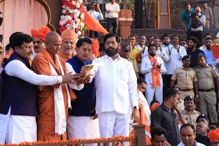 यावेळी पालकमंत्री दीपक केसरकर, राज्य नियोजन मंडळाचे राजेश क्षीरसागर, कणेरीमठाचे श्री काडसिध्देश्वर स्वामीजी, जिल्हाधिकारी राहुल रेखावार, महापालिका आयुक्त डॉ.कांदबरी बलकवडे, मठाचे विश्वस्त उदय सावंत, संतोष पाटील, माणिक पाटील-चुयेकर आदीचीं प्रमुख उपस्थिती होती.