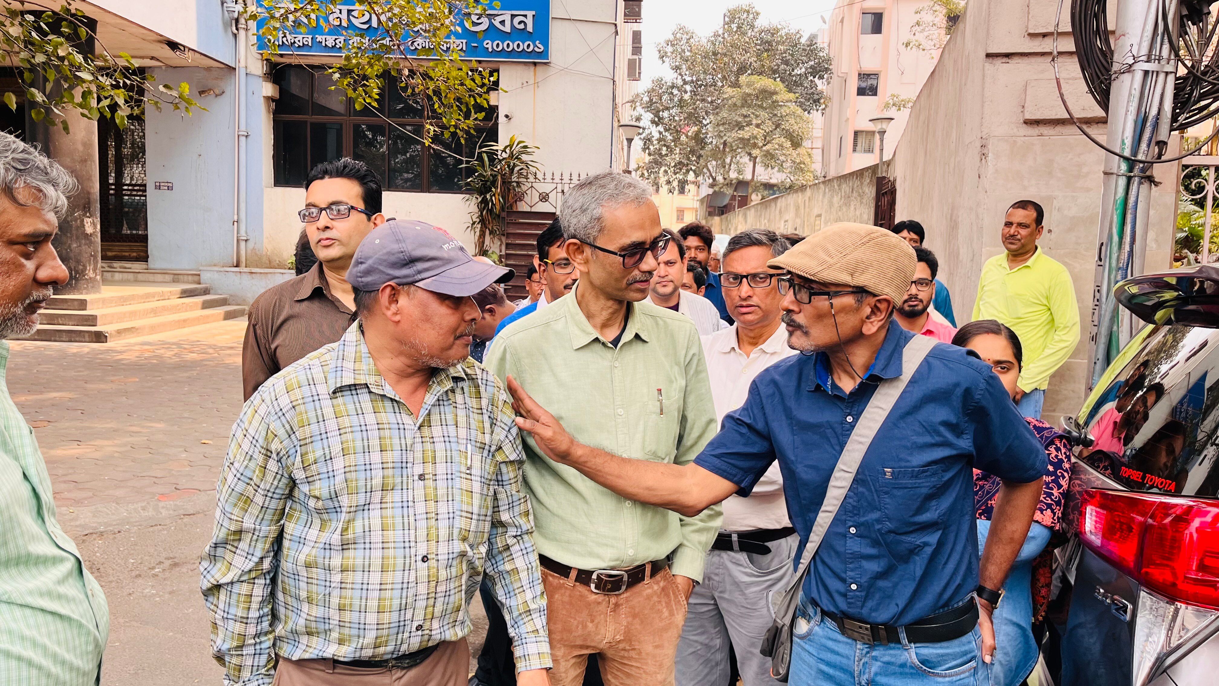 WB Govt Employees Protest: बराबर DA की मांग को लेकर मंगलवार को भी जारी रहेगा सरकारी कर्मचारियों का धरना, जानें- पूरा विवाद