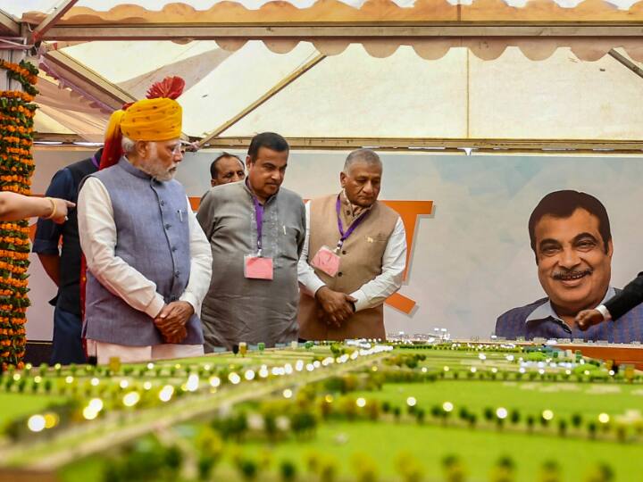 सुरक्षा को देखते हुए दिल्ली-मुंबई एक्सप्रेसवे पर दोपहिया और तीन पहिया वाहन प्रतिबंधित हैं. इन्हें चलने की इजाजत नहीं होगी. इसके अलावा कम स्पीड में चलने वाले वाहन जैसे ट्रैक्टर या बिना मोटर वाला कोई वाहन इस पर नहीं जा सकेगा.