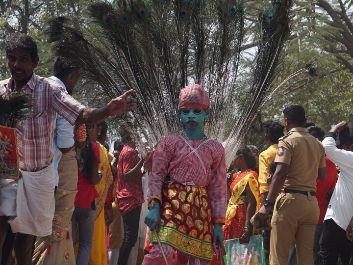 சேலம் மயான கொள்ளை: பக்தர்கள் ஆக்ரோஷமாக ஆடு, கோழிகளை கடித்து நேர்த்திக்கடன்