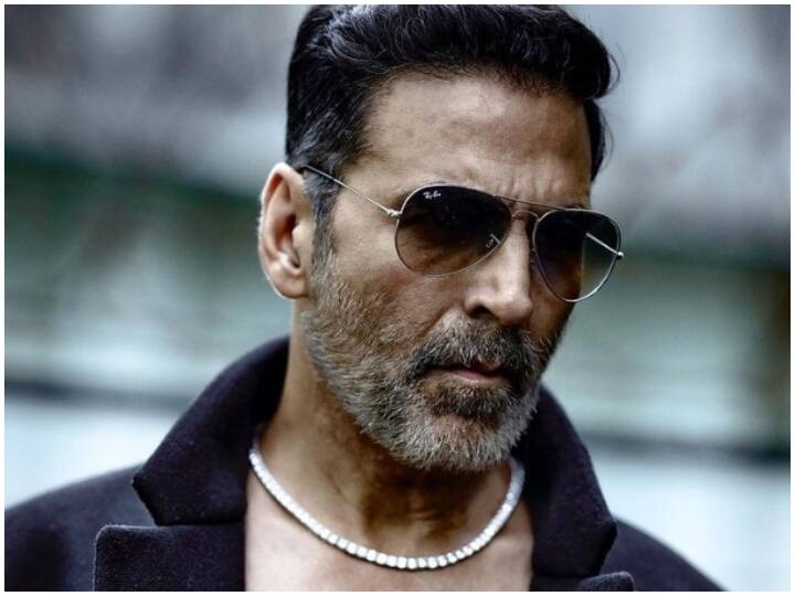 Akshay Kumar fan jumped the barricade to meet him during Selfiee Promotion video viral बैरिकेड कूदकर Akshay Kumar से मिलने पहुंचे फैन को बॉडीगार्ड ने दिया धक्का, फिर एक्टर ने किया कुछ ऐसा की हो रही तारीफ