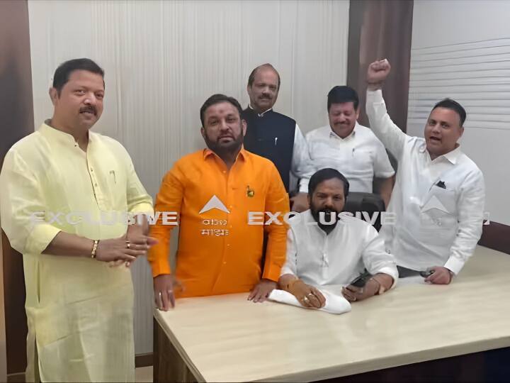 Eknath Shinde Faction Captured Shiv Sena Party office Removed Banners Check Details Shiv Sena Symbol Row: शिवसेना पार्टी कार्यालय पर शिंदे गुट ने किया कब्जा, हटाए बोर्ड और बैनर, जानें पूरा मामला