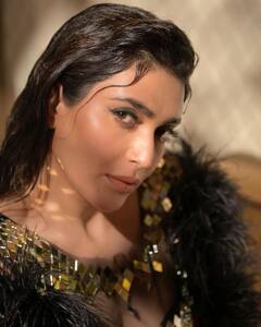 Karishma Tanna: छोटी सी ड्रेस पहने सोफे पर बैठ गई ये हसीना, फिर पैर उठाकर देने लगीं ऐसे-ऐसे पोज