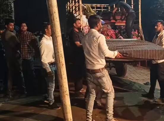 ਇਕ ਕਾਂਗਰਸੀ ਵਰਕਰ ਨੇ ਕਿਹਾ ਕਿ ਅਸੀਂ ਵਿਧਾਇਕ ਦੇਵੇਂਦਰ ਯਾਦਵ ਦੇ ਨਾਲ ਹਾਂ, ਜਦੋਂ ਤੱਕ ਈਡੀ ਕਾਰਵਾਈ ਨਹੀਂ ਕਰਦੀ, ਅਸੀਂ ਇਸੇ ਤਰ੍ਹਾਂ ਪ੍ਰਦਰਸ਼ਨ ਕਰਦੇ ਰਹਾਂਗੇ। ਅਸੀਂ ਸਾਰੀ ਰਾਤ ਜਾਗੇ ਰਹਾਂਗੇ, ਈਡੀ ਦੇ ਜਾਣ ਤੱਕ ਧਰਨਾ ਜਾਰੀ ਰਹੇਗਾ।