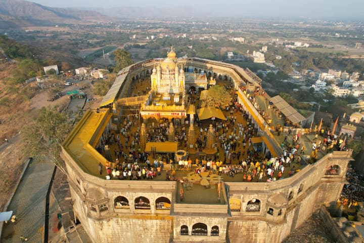 अवघ्या महाराष्ट्राचे कुलदैवत असलेल्या जेजुरीच्या खंडोबा गडावर आज सोमवती यात्रा भरलीय. वर्षभरात  गडावर अनेक यात्रा उत्सव होत असतात. (फोटो क्रेडिट : विजय हरिश्चंद्रे)