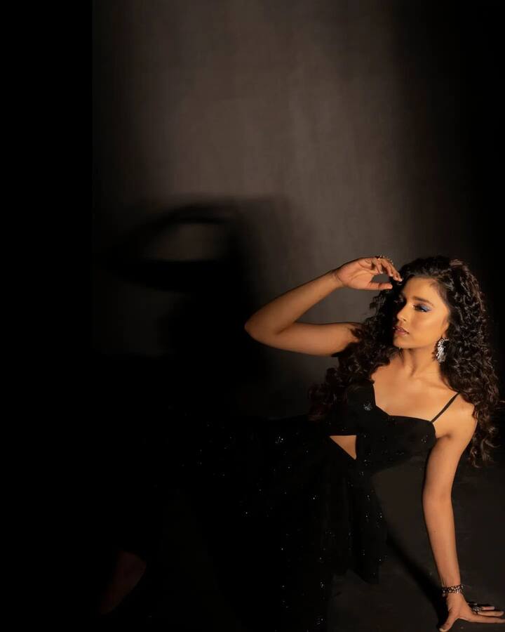 'बिग बॉस 16' से लोगों के दिलों में अपनी जगह बनाने वाली सुंबुल ने हाल ही में अपनी ग्लैमरस फोटोज शेयर की हैं.