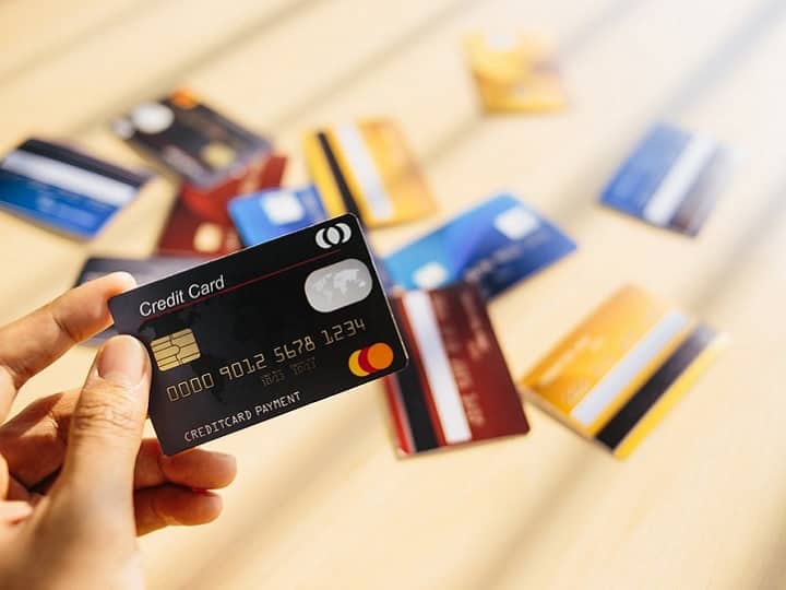 Credit Card Uses surges after pandemic payments via debit cards declines shows RBI Data Credit Card Usage: क्रेडिट कार्ड के इस्तेमाल में आई जबरदस्त तेजी, डेबिट कार्ड का लोग कर रहे कम इस्‍तेमाल