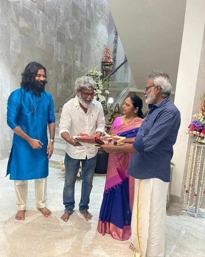 புது வீட்டில் குடும்பத்தாருடன் இருக்கும் தனுஷின் போட்டோ வைரல் ஆகிவருகிறது
