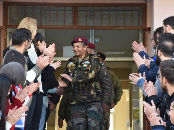 यही वजह रही कि तुर्किए के लोग भारत की इस टीम के व्यवहार और काम के कायल हो गए. जब मौका इस टीम के वापस भारत लौटने का आया तो तुर्किए के लोकल लोग इसी पैरा मेडिकल हॉस्पिटल के बाहर दोनों तरफ कतारों में खड़े हो गए. इन लोगों के हाथ तालियां बजा कर आभार जता रहे थे तो उनकी आंखों में खुशी के आंसू से छलक रहे थे. ये देख टीम के लोग भी खुद के आंसू नहीं रोक पाए. (फोटो-@adgpi)