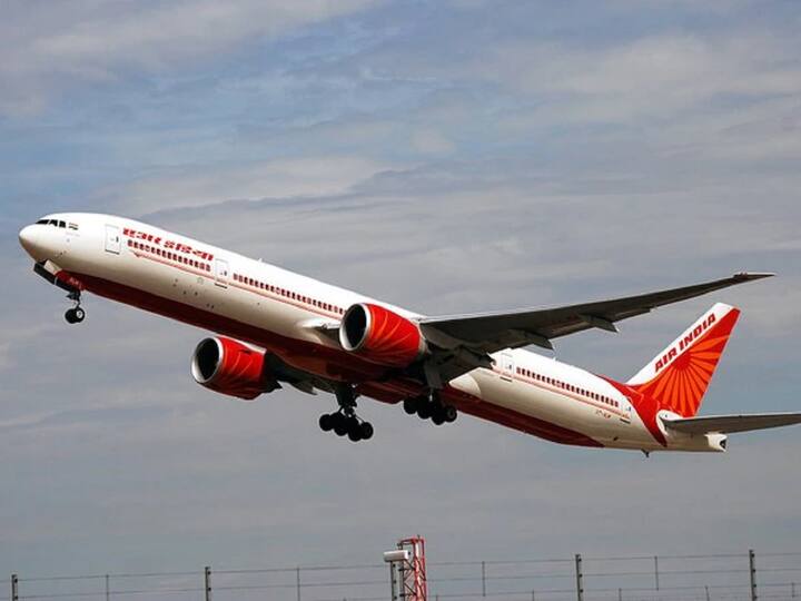 Air India new york delhi flight diverted to london due to medical emergency Breaking news Air India Flight: ఢిల్లీకి రావాల్సిన ఎయిర్ ఇండియా విమానం లండన్‌లో ఎమర్జెన్సీ ల్యాండింగ్, కారణం ఏంటంటే!