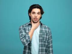 गर्दन झुका कर आप भी चलाते हैं फोन ? हो सकता है टेक्स्ट नेक सिंड्रोम का खतरा