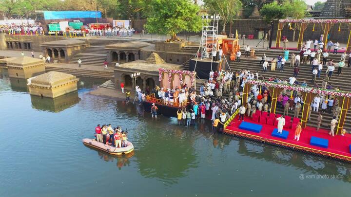 सुमंगलम् पंचमहाभूत लोकोत्सवाअंतर्गत पंचगंगा नदीची महाआरती एकनाथ शिंदे यांच्या हस्ते करण्यात आली.