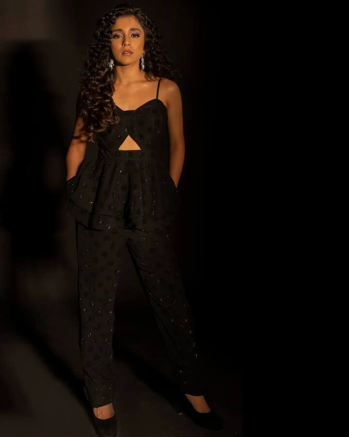 सुंबुल तौकीर खान ब्लैक रंग के इस आउटफिट में काफी कमाल की लग रही हैं. उनके लुक की बात करें तो उन्होंने ब्लैक स्ट्रैपी टॉप पहना है और उसे ब्लैक प्लाजो के साथ पेयर किया है.