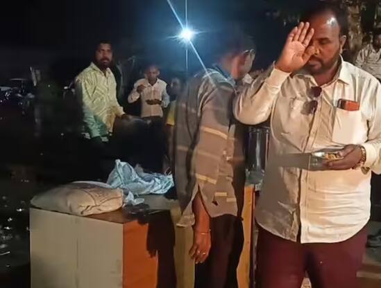 ਭਿਲਾਈ 'ਚ ਸ਼ਾਇਦ ਅਜਿਹਾ ਪਹਿਲੀ ਵਾਰ ਹੋ ਰਿਹਾ ਹੈ, ਜਿੱਥੇ ਈਡੀ ਕਿਸੇ ਵਿਧਾਇਕ ਦੇ ਘਰ 'ਤੇ ਕਾਰਵਾਈ ਕਰ ਰਹੀ ਹੈ ਅਤੇ ਕਾਂਗਰਸੀ ਵਰਕਰ ਇਸ ਦਾ ਵਿਰੋਧ ਕਰ ਰਹੇ ਹਨ। ਦੱਸਿਆ ਜਾ ਰਿਹਾ ਹੈ ਕਿ ਰਾਤ ਨੂੰ ਵੀ ਧਰਨਾ ਪ੍ਰਦਰਸ਼ਨ ਜਾਰੀ ਰਹੇਗਾ। ਇਸ ਦੇ ਲਈ ਗੱਦੇ ਅਤੇ ਸਿਰਹਾਣੇ ਦਾ ਵੀ ਪ੍ਰਬੰਧ ਕੀਤਾ ਗਿਆ ਹੈ।