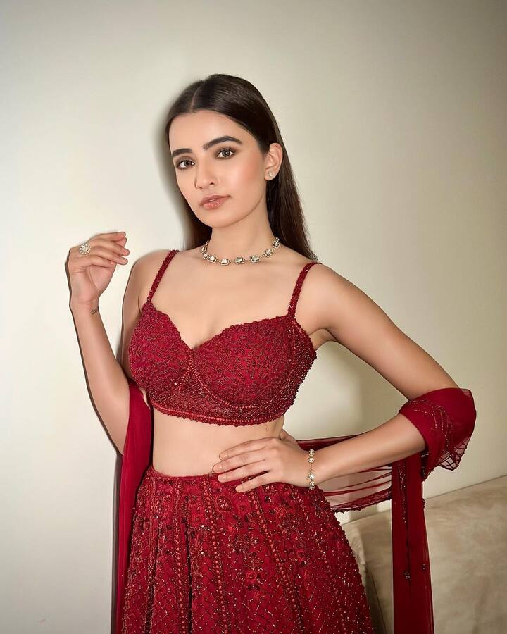 రుక్షర్ థిల్లాన్ అందమైన ఫోటోలు -Image Credit: Rukshaar Dhillon/Instagram