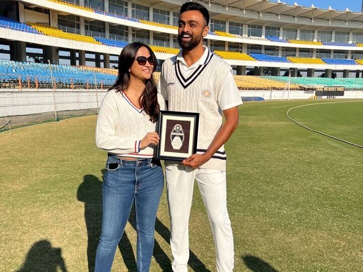 घरेलू टूर्नामेंट हो, IPL हो या इंटरनेशनल मुकाबला हो, रिनी अक्सर अपने पति की हौसलाअफजाई करने के लिए स्टेडियम में मौजूद रहती हैं.