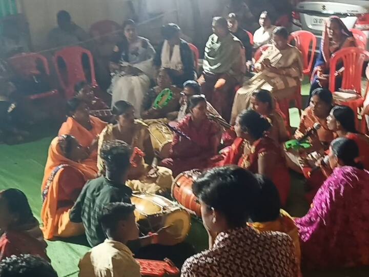 एबीपी न्यूज़ की टीम जब धरना स्थल पर पहुंची तो वहां पर बकायदा विधायक देवेंद्र यादव के घर के बाहर महिलाएं भजन कीर्तन गा रही थीं.