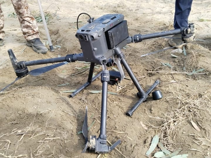 Pakistani Drone Found In Fazilka Of China Made By Punjab Police and BSF India Pakistan Border ANN Punjab: पंजाब के फाजिल्का में बरामद हुआ चाइना मेड पाकिस्तानी ड्रोन, इलाके में सर्च अभियान