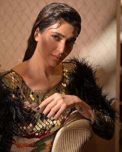 Karishma Tanna: छोटी सी ड्रेस पहने सोफे पर बैठ गई ये हसीना, फिर पैर उठाकर देने लगीं ऐसे-ऐसे पोज