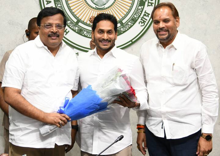సీఎం జగన్ఎ ను కలిసిన ఎమ్మెల్సీ అభ్యర్థి పెన్మత్స సూర్యనారాయణ రాజు
