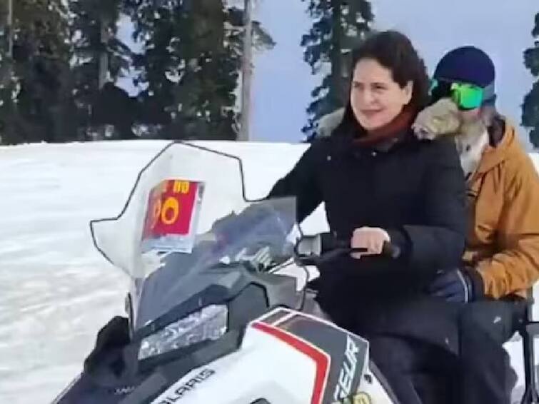 A video of former Congress President Rahul Gandhi riding a snowmobile with his sister Priyanka Gandhi Vadra is going viral on the internet. ராகுலும் பிரியங்காவும் ஜம்முவில் ஒரு ஜாலி ரைட்.. இணையத்தில் வைரலாகும் வீடியோ!