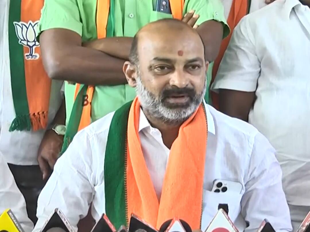 Kamalapur BJP President Bandi Sanjay warns police not spare them false cases on BJP Activists Etela convoy attack DNN Bandi Sanjay : పన్ను ఇరిగితే 326 సెక్షన్ పెడతారా? బీజేపీ కార్యకర్తలను కొట్టిన ఏ పోలీసును వదిలిపెట్టం - బండి సంజయ్
