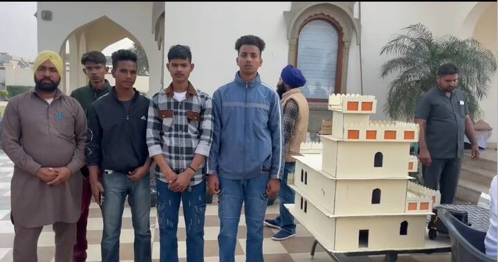 ਹੁਣ ਮੂਸੇਵਾਲਾ ਦਾ ਇੱਕ 17 ਸਾਲ ਫੈਨ ਉਸ ਦੇ ਮਾਪਿਆਂ ਲਈ ਖਾਸ ਤੋਹਫਾ ਲੈਕੇ ਪਹੁੰਚਿਆ। ਜਿਸ ਨੇ ਵੀ ਇਹ ਗਿਫਟ ਦੇਖਿਆ ਉਹ ਭਾਵੁਕ ਤਾਂ ਹੋਇਆ ਹੀ, ਤੇ ਨਾਲ ਹੀ ਮੂਸੇਵਾਲਾ ਲਈ ਉਸ ਦਾ ਪਿਆਂਰ ਦੇਖ ਕੇ ਹੈਰਾਨ ਵੀ ਰਹਿ ਗਿਆ।