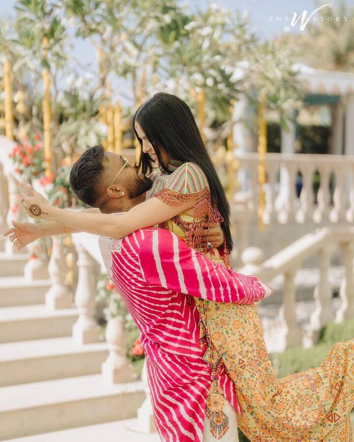 தற்போது மெஹந்தி மற்றும் நலங்கு விழா போட்டோக்களை பதிவிட்டுள்ளார்.