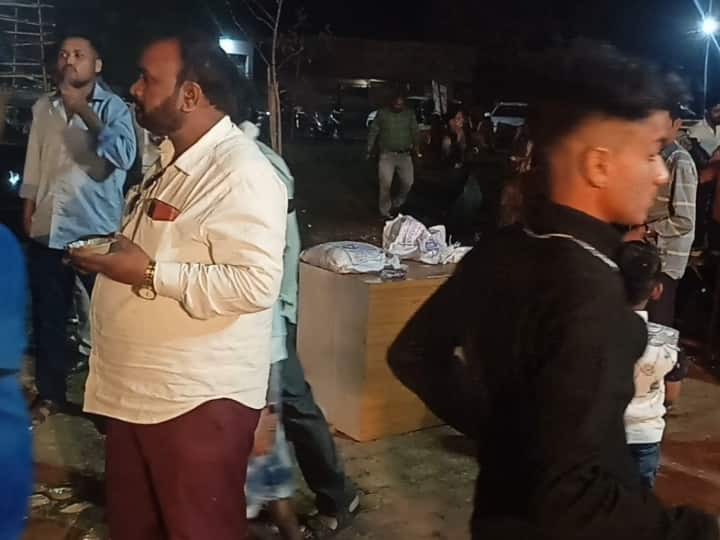 ईडी की कार्रवाई घर के अंदर जारी है और बाहर बकायदा महिला मंडलियों द्वारा भजन कीर्तन गाया जा रहा है.