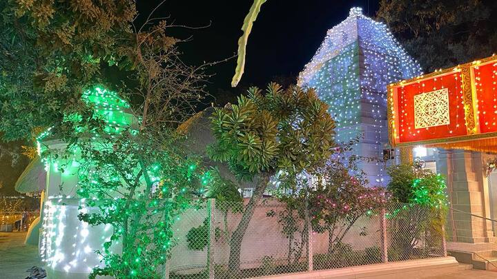 তবে শুধু মঙ্গলবারই নয়। বুধবার এবং বৃহস্পতিবারও বেলুড় মঠ এবং কামারপুকুরে একাধিক উৎসব এবং অনুষ্ঠানের আয়োজন করা হয়েছে।