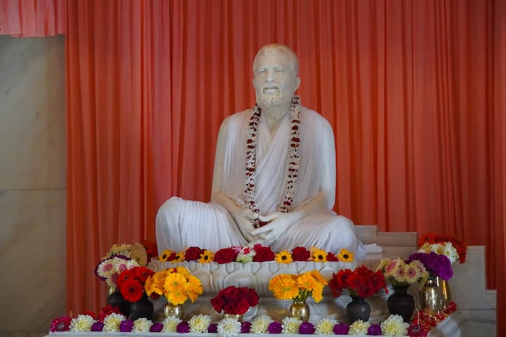এই ধর্মসভায় এবারের বিষয় শ্রী শ্রী রামকৃষ্ণজীবন ও বাণী। সভাপতি স্বামী সুবীরানন্দ, বক্তা- স্বামী চেতনানন্দ (বাংলা), স্বামী ঈশাত্মানন্দ (ইংরেজি), স্বামী রাঘবেন্দ্রানন্দ (হিন্দি)। বেলা ১১টা থেকে ২টো পর্যন্ত মা সারদা সদাব্রত ভবনে প্রসাদ বিতরণ চলবে। সন্ধে ৬.০৫ মিনিট থেকে সন্ধ্যারতি শুরু হবে শ্রী শ্রী ঠাকুরের মন্দিরে। ছবি সৌজন্যে-  বেলুড় মঠের আর্কাইভ