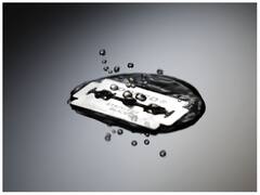 कंपनी भले ही कोई हो, ब्लेड्स की डिजाइन आखिर एक जैसी ही क्यों होती हैं? बीच में जगह छोड़ने का लॉजिक क्या है?