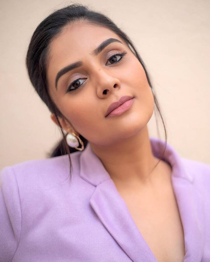 ‘పటాస్‘తో ప్రేక్షకుల ముందుకు వచ్చిన ఈ ముద్దుగుమ్మ తక్కువ సమయంలోనే మంచి క్రేజ్ సంపాదించింది. Photo Credit: Sreemukhi/ instagram