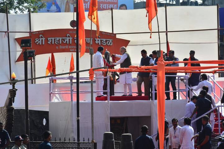 विद्यार्थ्यांनी शालेय जीवनातच जीवनाचे लक्ष निर्धारित करुन हे लक्ष्य साध्य करण्यासाठी संकल्प करावेत, असा सल्ला त्यांनी दिला.