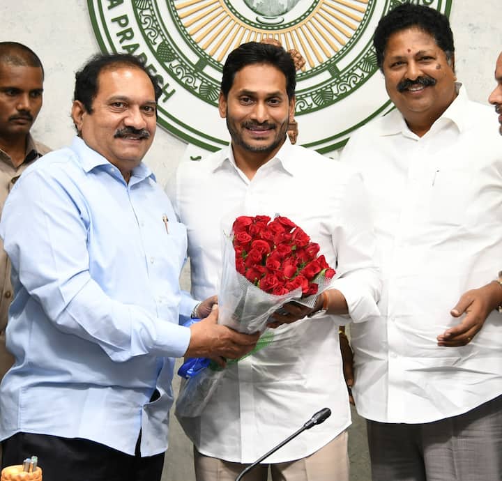 సీఎం జగన్ ను కలిసిన ఎమ్మెల్సీ అభ్యర్థి వంకా రవీంద్రనాథ్