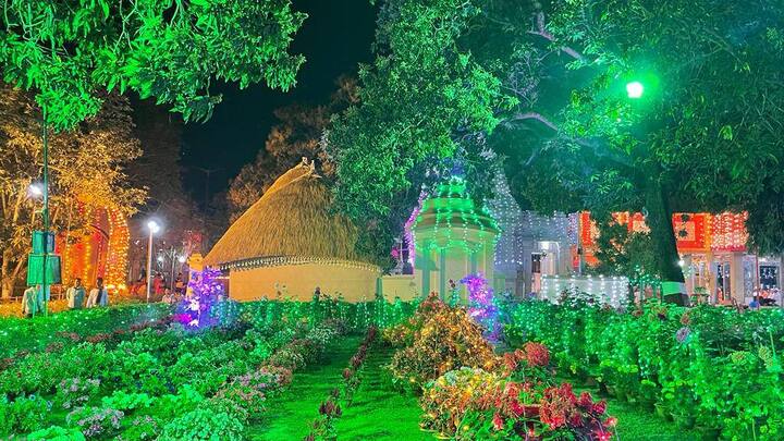সকাল ৮টা থেকে ৯টা পর্যন্ত হবে শ্রী শ্রী রামকৃষ্ণবন্দনা। ৯.০৫ থেকে ১০.৩০ পর্যন্ত শ্রী রামকৃষ্ণ কথামৃতপাঠ এবং ব্যাখ্যার অনুষ্ঠান রয়েছে।                                                                                                                                        সারাদিনই ভক্তিগীতি, শ্রী শ্রী রামকৃষ্ণলীলাপ্রসঙ্গ পাঠ ও ব্যাখ্যা, বংশীবাদন অনুষ্ঠান, গীতিনাট্য, ভজন ও ধর্মসভার আয়োজন করা হয়েছে বেলুড়মঠে। ছবি সৌজন্যে-  কামারপুকুরের ফেসবুক পেজ