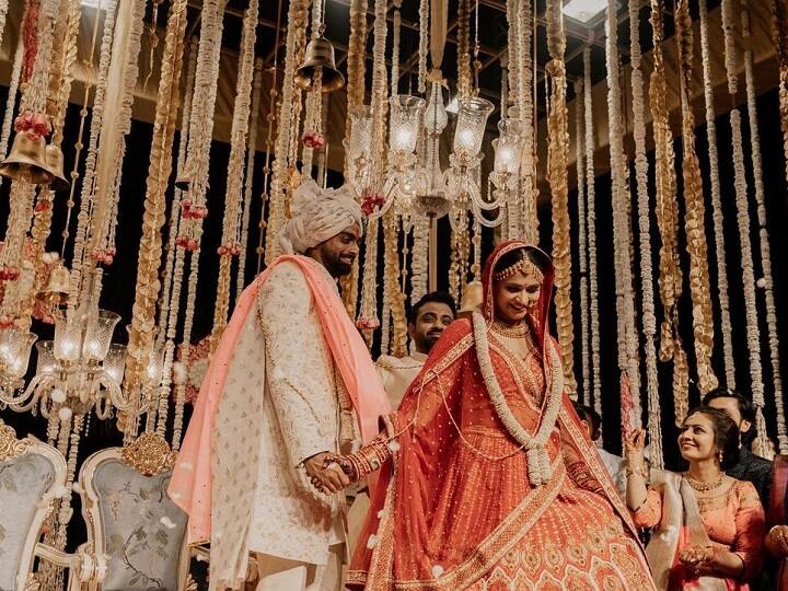 रिनी अक्सर सोशल मीडिया पर अपनी शादी की तस्वीरें भी शेयर करती रहती हैं. वह आए दिन कभी मेहंदी तो कभी हल्दी सेरेमनी तो कभी उनादकट के साथ सात फेरे लेती हुई तस्वीरें इंस्टाग्राम पर पोस्ट करती रहती हैं.