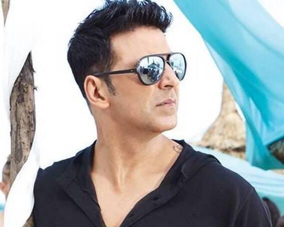 બેરિકેડ કૂદીને Akshay Kumarને મળવા પહોંચેલા ફેનને બોડીગાર્ડે માર્યો ધક્કો, જુઓ વીડિયો