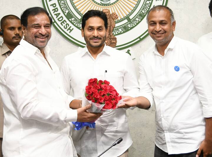 ఎమ్మెల్సీ అభ్యర్థి పి.రామసుబ్బారెడ్డితో సీఎం జగన్