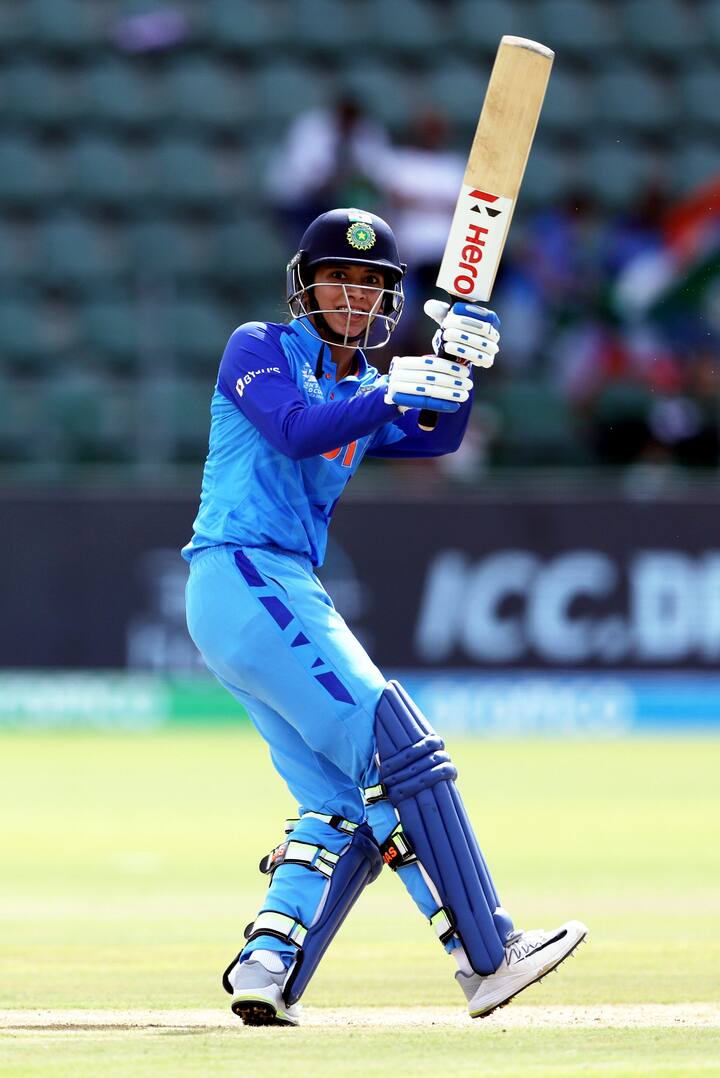 मंधानाने पहिल्या विकेटसाठी शेफाली वर्मासोबत 62 धावांची भागिदारी केली.  शेफाली वर्माने 24 धावांची खेळी केली. त्याशिवाय जेमिमानं 19 धावांची खेळी केली. तर कर्णधार हरमनप्रीत कौर हिने 13 धावांचं योगदान दिलं. स्मृती मंधानानं अखेरच्या षटकात आयरिश गोलंदाजांचा समाचार घेतला.