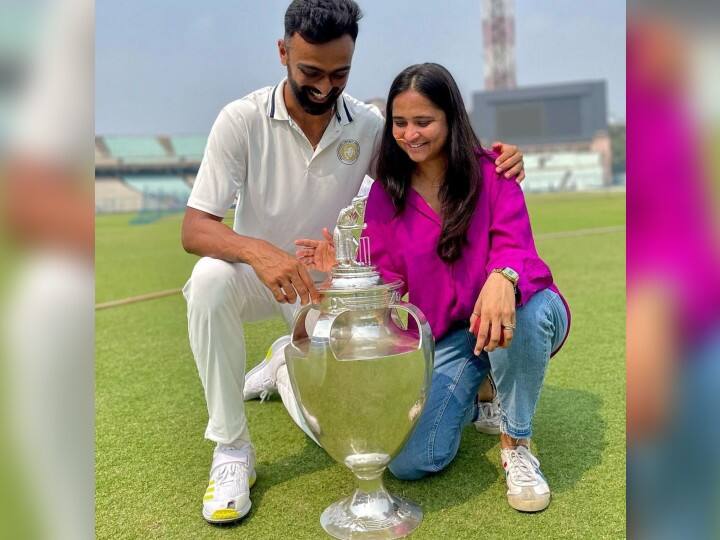Jaydev Unadkat's Wife: जयदेव उनादकट ने हाल ही में अपनी कप्तानी में सौराष्ट्र को रणजी चैंपियन बनाया है. अब उनकी पत्नी रिनी ने रणजी ट्रॉफी के साथ तस्वीर शेयर की है.