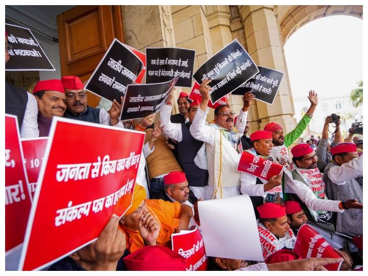 उत्तर प्रदेश विधानसभा का बजट सत्र शुरू होने से पहले आज सोमवार (20 फरवरी) को समाजवादी पार्टी (सपा) के विधायक और महासचिव शिवपाल सिंह यादव सहित विधानसभा परिसर में धरने पर बैठ गए.