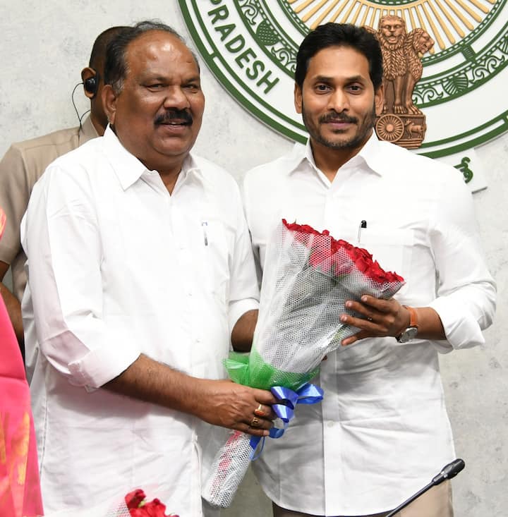 సీఎం జగన్ ను కలిసిన ఎమ్మెల్సీ అభ్యర్థి చంద్రగిరి ఎసు రత్నం