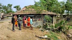 শুকনো পাতা ঝাঁট দেওয়ার সময়ে, বোমা ফেটে জখম মা ও শিশু