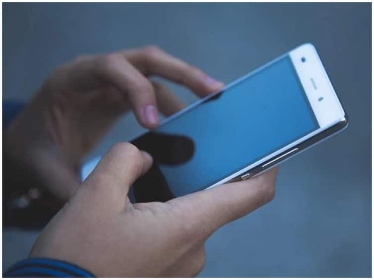 Thakor community imposes ban on mobile phone usage for teen girls in Gujarat Mobile Ban : मैत्री, प्रेम प्रकरण आणि प्रेम विवाहासाठी मोबाईल जबाबदार, गुजरातमध्ये ठाकोर समाजाने घेतला मोठा निर्णय