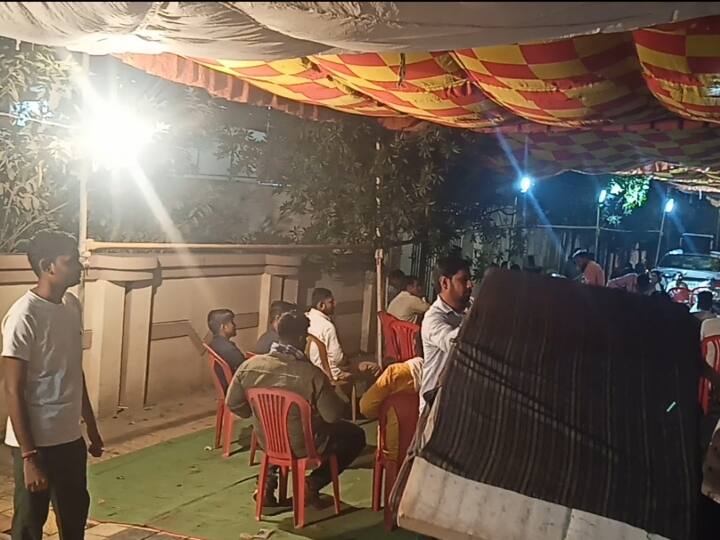 एक कांग्रेसी कार्यकर्ता ने कहा कि हम विधायक देवेंद्र यादव के साथ हैं, जब तक ईडी कार्रवाई करेंगी, हम इसी तरह प्रदर्शन करते रहेंगे. हम रातभर डटे रहेंगे, जब तक ईडी नहीं निकल जाती प्रदर्शन जारी रखेंगे.